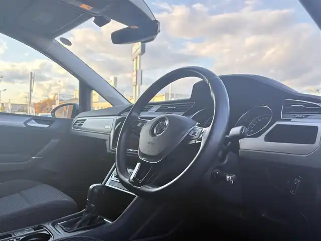 フォルクスワーゲン ゴルフ トゥーラン TSI コンフォートライン 栃木県 2019(令1)年 2.7万km ゴールド /純正ナビ/（BT/AppleCarPlay/Android Auto/AM/FM）/MTモード付AT/横滑り防止/レーダークルーズコントロール/ビルトインETC2.0/電動格納ミラー/純正アルミホイール/純正フロアマット/スペアキー