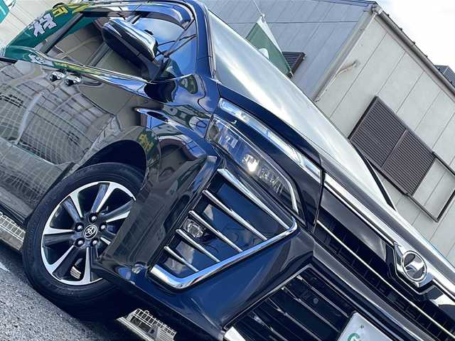 トヨタ ヴォクシー ZS 煌Ⅱ 兵庫県 2020(令2)年 4.3万km ブラック ワンオーナー/7人乗り/セーフティセンス/先行車発信警告機能/純正10インチナビ/CD/DVD/Bluetooth/フルセグTV/バックカメラ/純正フリップダウンモニター/両側パワースライドドア/インテリジェントクリアランスソナー/ビルトインETC/リアオートエアコン/メッキミラー/メッキアウトサイドドアハンドル/LEDヘッドランプ/LEDフロントフォグランプ/オートライト/純正フロアマット/ドアバイザー/保証書/取説/スペアキー1本