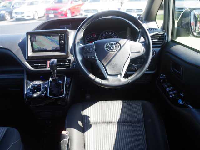トヨタ ノア Si 千葉県 2017(平29)年 6.9万km ラグジュアリーホワイトパールクリスタルシャインガラスフレーク Toyota Safety Sense/・プリクラッシュセーフティ/・レーンディパーチャーアラート/・オートハイビーム/左パワースライドドア/純正SDナビ/地デジTV/【DVD/CD再生機能　Bluetooth接続】/バックカメラ/ETC/LEDヘッドライト/LEDフォグライト/ウインカーミラー/クリアランスソナー/純正16インチアルミホイル/スマートキー