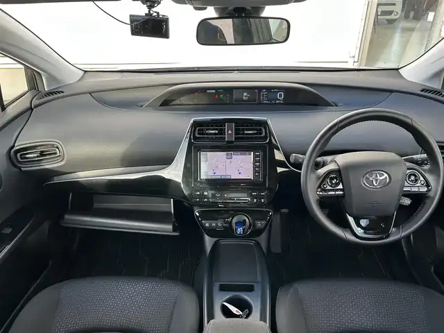 トヨタ プリウス S 埼玉県 2019(令1)年 2.9万km スティールブロンドM 純正ナビ 品番：NSCN-W68/(AM/FM/BT)/バックカメラ/ビルトインETC/Toyota Safety Sense/・プリクラッシュセーフティ/・レーンディパーチャーアラート/・レーダークルーズコントロール（追従あり）/・クリアランスソナー/・パーキングサポートブレーキ/360°カメラドライブレコーダー 品番：CS-360FH/アイドリングストップ/コーナーセンサー前後/オートライト/オートマチックハイビーム/オートエアコン/プッシュスタートボタン/スマートキー×２/ステアリングスイッチ/純正フロアマット/車両/ナビ 取扱説明書