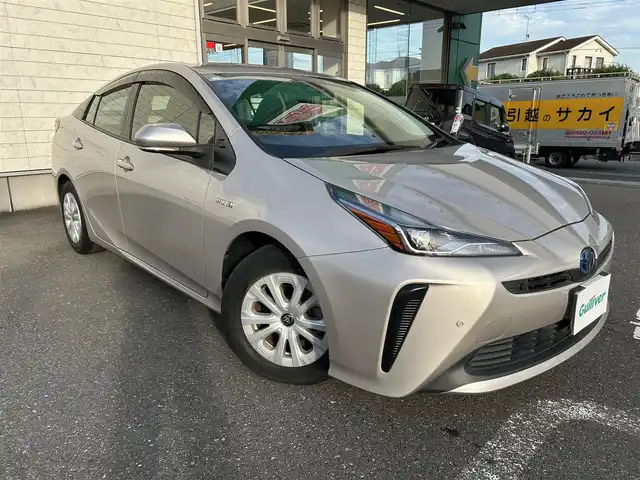 トヨタ プリウス S 埼玉県 2019(令1)年 2.9万km スティールブロンドM 純正ナビ 品番：NSCN-W68/(AM/FM/BT)/バックカメラ/ビルトインETC/Toyota Safety Sense/・プリクラッシュセーフティ/・レーンディパーチャーアラート/・レーダークルーズコントロール（追従あり）/・クリアランスソナー/・パーキングサポートブレーキ/360°カメラドライブレコーダー 品番：CS-360FH/アイドリングストップ/コーナーセンサー前後/オートライト/オートマチックハイビーム/オートエアコン/プッシュスタートボタン/スマートキー×２/ステアリングスイッチ/純正フロアマット/車両/ナビ 取扱説明書