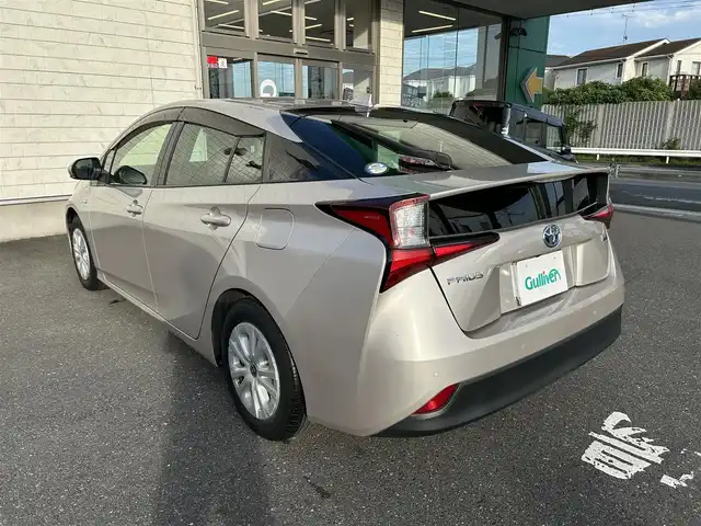 トヨタ プリウス S 埼玉県 2019(令1)年 2.9万km スティールブロンドM 純正ナビ 品番：NSCN-W68/(AM/FM/BT)/バックカメラ/ビルトインETC/Toyota Safety Sense/・プリクラッシュセーフティ/・レーンディパーチャーアラート/・レーダークルーズコントロール（追従あり）/・クリアランスソナー/・パーキングサポートブレーキ/360°カメラドライブレコーダー 品番：CS-360FH/アイドリングストップ/コーナーセンサー前後/オートライト/オートマチックハイビーム/オートエアコン/プッシュスタートボタン/スマートキー×２/ステアリングスイッチ/純正フロアマット/車両/ナビ 取扱説明書