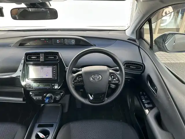 トヨタ プリウス S 埼玉県 2019(令1)年 2.9万km スティールブロンドM 純正ナビ 品番：NSCN-W68/(AM/FM/BT)/バックカメラ/ビルトインETC/Toyota Safety Sense/・プリクラッシュセーフティ/・レーンディパーチャーアラート/・レーダークルーズコントロール（追従あり）/・クリアランスソナー/・パーキングサポートブレーキ/360°カメラドライブレコーダー 品番：CS-360FH/アイドリングストップ/コーナーセンサー前後/オートライト/オートマチックハイビーム/オートエアコン/プッシュスタートボタン/スマートキー×２/ステアリングスイッチ/純正フロアマット/車両/ナビ 取扱説明書