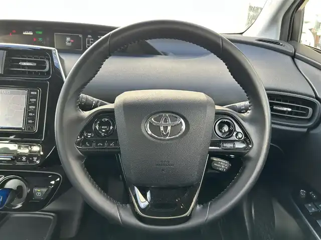 トヨタ プリウス S 埼玉県 2019(令1)年 2.9万km スティールブロンドM 純正ナビ 品番：NSCN-W68/(AM/FM/BT)/バックカメラ/ビルトインETC/Toyota Safety Sense/・プリクラッシュセーフティ/・レーンディパーチャーアラート/・レーダークルーズコントロール（追従あり）/・クリアランスソナー/・パーキングサポートブレーキ/360°カメラドライブレコーダー 品番：CS-360FH/アイドリングストップ/コーナーセンサー前後/オートライト/オートマチックハイビーム/オートエアコン/プッシュスタートボタン/スマートキー×２/ステアリングスイッチ/純正フロアマット/車両/ナビ 取扱説明書