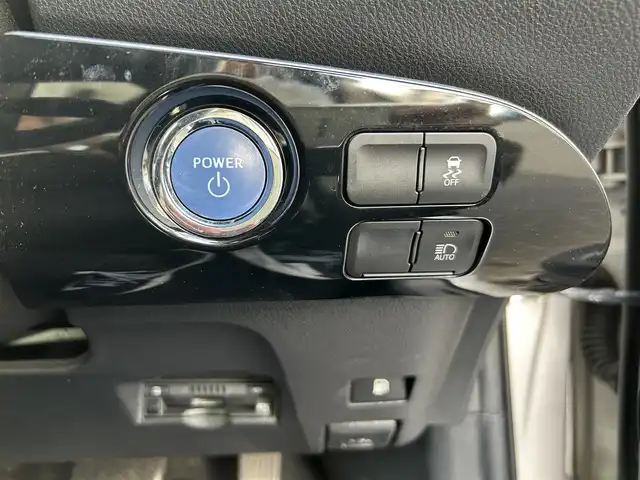 トヨタ プリウス S 埼玉県 2019(令1)年 2.9万km スティールブロンドM 純正ナビ 品番：NSCN-W68/(AM/FM/BT)/バックカメラ/ビルトインETC/Toyota Safety Sense/・プリクラッシュセーフティ/・レーンディパーチャーアラート/・レーダークルーズコントロール（追従あり）/・クリアランスソナー/・パーキングサポートブレーキ/360°カメラドライブレコーダー 品番：CS-360FH/アイドリングストップ/コーナーセンサー前後/オートライト/オートマチックハイビーム/オートエアコン/プッシュスタートボタン/スマートキー×２/ステアリングスイッチ/純正フロアマット/車両/ナビ 取扱説明書