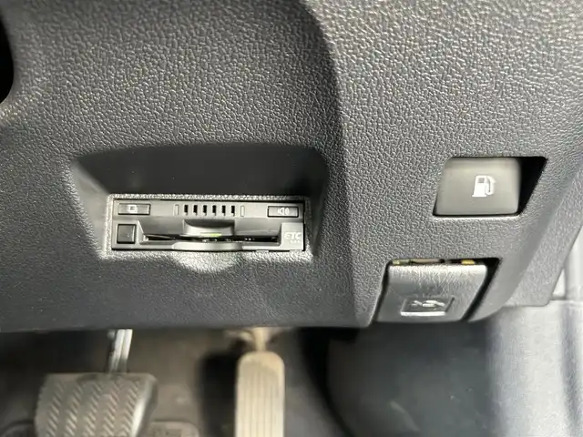 トヨタ プリウス S 埼玉県 2019(令1)年 2.9万km スティールブロンドM 純正ナビ 品番：NSCN-W68/(AM/FM/BT)/バックカメラ/ビルトインETC/Toyota Safety Sense/・プリクラッシュセーフティ/・レーンディパーチャーアラート/・レーダークルーズコントロール（追従あり）/・クリアランスソナー/・パーキングサポートブレーキ/360°カメラドライブレコーダー 品番：CS-360FH/アイドリングストップ/コーナーセンサー前後/オートライト/オートマチックハイビーム/オートエアコン/プッシュスタートボタン/スマートキー×２/ステアリングスイッチ/純正フロアマット/車両/ナビ 取扱説明書
