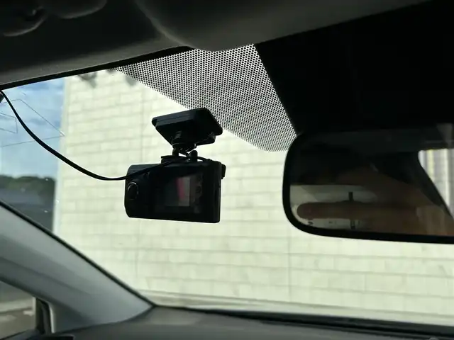 トヨタ プリウス S 埼玉県 2019(令1)年 2.9万km スティールブロンドM 純正ナビ 品番：NSCN-W68/(AM/FM/BT)/バックカメラ/ビルトインETC/Toyota Safety Sense/・プリクラッシュセーフティ/・レーンディパーチャーアラート/・レーダークルーズコントロール（追従あり）/・クリアランスソナー/・パーキングサポートブレーキ/360°カメラドライブレコーダー 品番：CS-360FH/アイドリングストップ/コーナーセンサー前後/オートライト/オートマチックハイビーム/オートエアコン/プッシュスタートボタン/スマートキー×２/ステアリングスイッチ/純正フロアマット/車両/ナビ 取扱説明書
