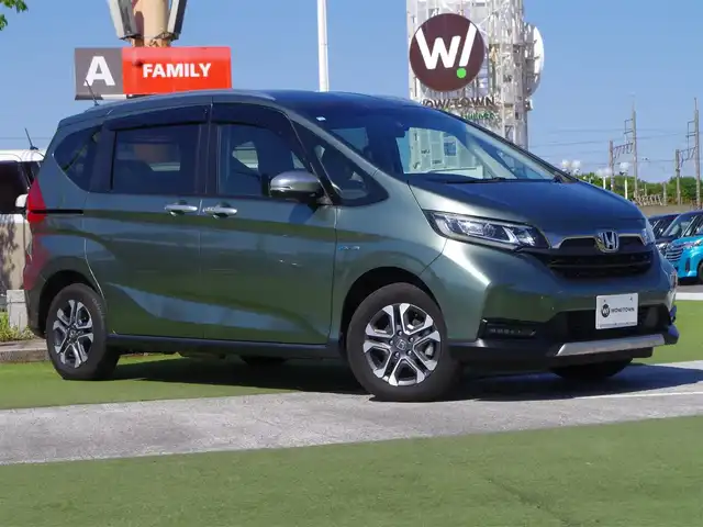 ホンダ フリード＋ ハイブリット クロスター ホンダセンシング 千葉県 2020(令2)年 3.2万km シルバーミストグリーンM ホンダセンシング/・衝突軽減ブレーキ（CMBS）/・車線維持支援システム（LKAS）/・アダプティブクルーズコントロール（ACC）/・後方誤発進抑制機能/・誤発進抑制機能/両側パワースライドドア/純正SDナビ/地デジTV/【DVD/CD再生機能　Bluetooth接続】/バックカメラ/ドライブレコーダー/革巻きステアリング/ステアリングスイッチ/ハーフレザーシート/前席シートヒーター/ETC/LEDヘッドライト/フォグライト/ウインカーミラー/リアコーナーセンサー/純正15インチアルミホイル/サイド/カーテンエアバッグ/Honda スマートキー