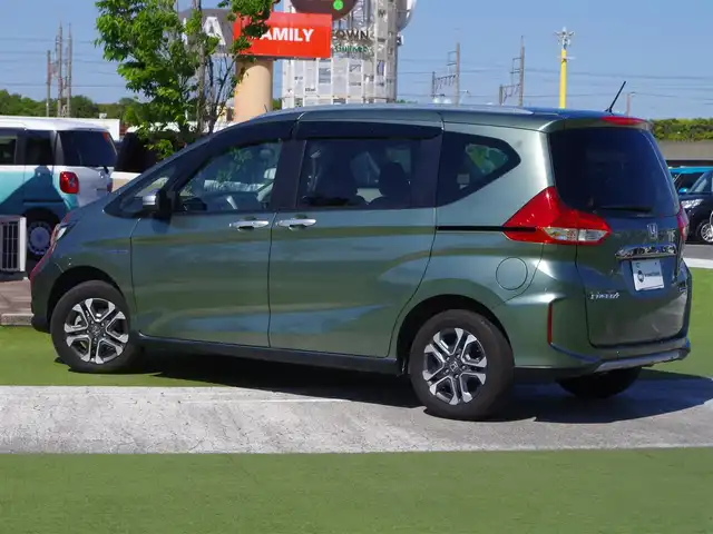 ホンダ フリード＋ ハイブリット クロスター ホンダセンシング 千葉県 2020(令2)年 3.2万km シルバーミストグリーンM ホンダセンシング/・衝突軽減ブレーキ（CMBS）/・車線維持支援システム（LKAS）/・アダプティブクルーズコントロール（ACC）/・後方誤発進抑制機能/・誤発進抑制機能/両側パワースライドドア/純正SDナビ/地デジTV/【DVD/CD再生機能　Bluetooth接続】/バックカメラ/ドライブレコーダー/革巻きステアリング/ステアリングスイッチ/ハーフレザーシート/前席シートヒーター/ETC/LEDヘッドライト/フォグライト/ウインカーミラー/リアコーナーセンサー/純正15インチアルミホイル/サイド/カーテンエアバッグ/Honda スマートキー
