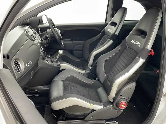 アバルト ５９５ コンペティツィオーネ 道央・札幌 2017(平29)年 9.5万km Gligio Campovolo ・純正ディスプレイオーディオ&BT&USB&AUX/・コーナーセンサー　/・ステアリングスイッチ　/・純正フロアマット　/・ＥＴＣ　/・社外レーダー　/・ＨＩＤヘッドライト　/・リモコンキー　/・スペアキー
