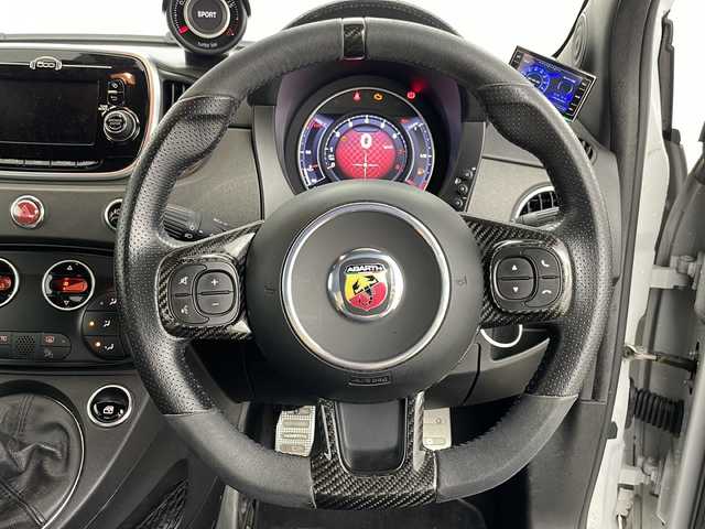 アバルト ５９５ コンペティツィオーネ 道央・札幌 2017(平29)年 9.5万km Gligio Campovolo ・純正ディスプレイオーディオ&BT&USB&AUX/・コーナーセンサー　/・ステアリングスイッチ　/・純正フロアマット　/・ＥＴＣ　/・社外レーダー　/・ＨＩＤヘッドライト　/・リモコンキー　/・スペアキー