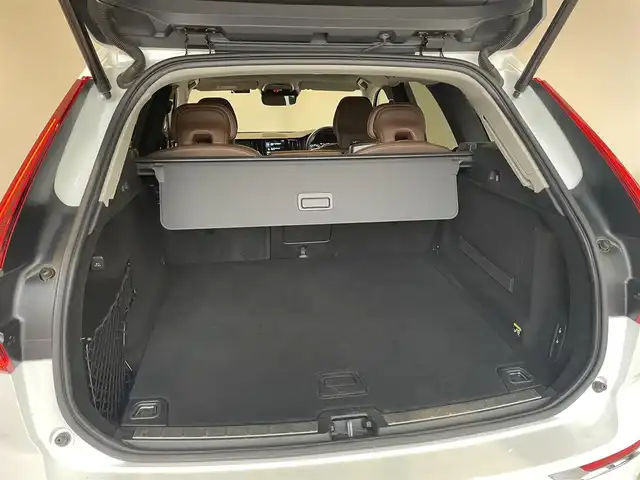 ボルボ ＸＣ６０ T5 AWD インスクリプション 愛知県 2019(平31)年 4.3万km クリスタルホワイトP ナッパレザー　/ＨＵＤ　/ハーマンカードンサウンド　/シートベンチレーション　/シートヒーター　/ステアリングヒーター　/純正ナビ　/Ｂｌｕｅｔｏｏｔｈ　/ミラーリンク/AppleCarPlay/AndroidAuto　/フルセグＴＶ　/ＡＣＣ　/360度カメラ/ＬＫＡ　/ＢＳＭ　/ETC2.0/ドライブレコーダー/アイドリングストップ/プッシュスタート