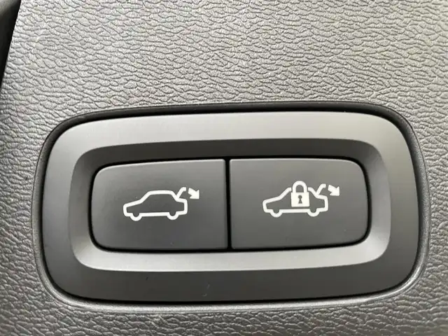 ボルボ ＸＣ６０ T5 AWD インスクリプション 愛知県 2019(平31)年 4.3万km クリスタルホワイトP ナッパレザー　/ＨＵＤ　/ハーマンカードンサウンド　/シートベンチレーション　/シートヒーター　/ステアリングヒーター　/純正ナビ　/Ｂｌｕｅｔｏｏｔｈ　/ミラーリンク/AppleCarPlay/AndroidAuto　/フルセグＴＶ　/ＡＣＣ　/360度カメラ/ＬＫＡ　/ＢＳＭ　/ETC2.0/ドライブレコーダー/アイドリングストップ/プッシュスタート