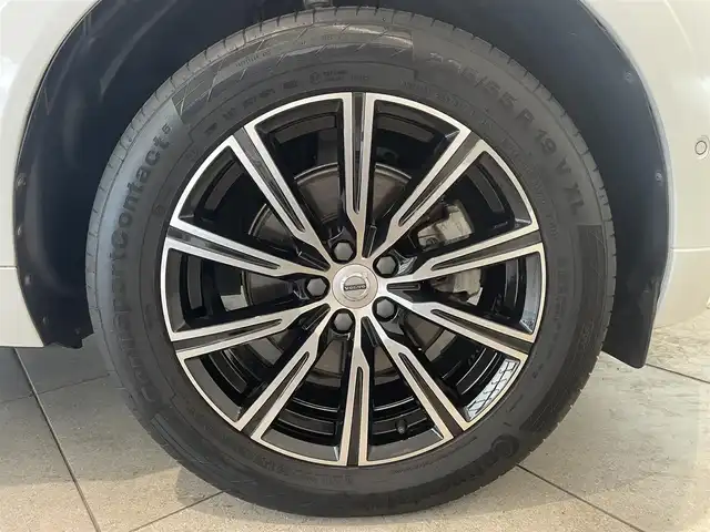 ボルボ ＸＣ６０ T5 AWD インスクリプション 愛知県 2019(平31)年 4.3万km クリスタルホワイトP ナッパレザー　/ＨＵＤ　/ハーマンカードンサウンド　/シートベンチレーション　/シートヒーター　/ステアリングヒーター　/純正ナビ　/Ｂｌｕｅｔｏｏｔｈ　/ミラーリンク/AppleCarPlay/AndroidAuto　/フルセグＴＶ　/ＡＣＣ　/360度カメラ/ＬＫＡ　/ＢＳＭ　/ETC2.0/ドライブレコーダー/アイドリングストップ/プッシュスタート