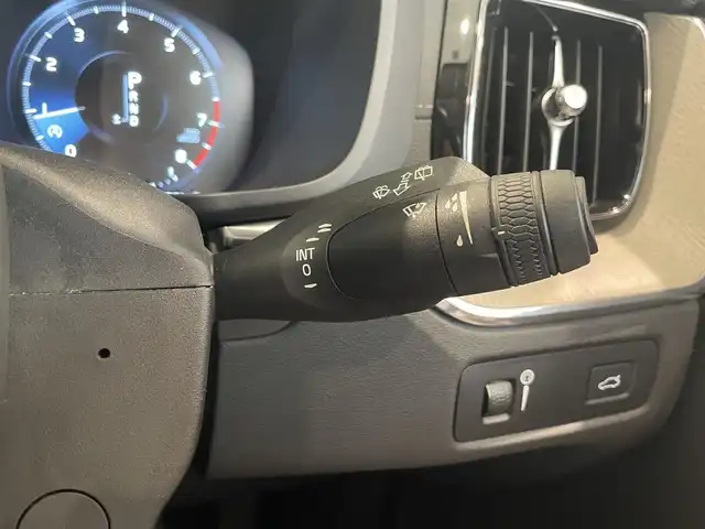 ボルボ ＸＣ６０ T5 AWD インスクリプション 愛知県 2019(平31)年 4.3万km クリスタルホワイトP ナッパレザー　/ＨＵＤ　/ハーマンカードンサウンド　/シートベンチレーション　/シートヒーター　/ステアリングヒーター　/純正ナビ　/Ｂｌｕｅｔｏｏｔｈ　/ミラーリンク/AppleCarPlay/AndroidAuto　/フルセグＴＶ　/ＡＣＣ　/360度カメラ/ＬＫＡ　/ＢＳＭ　/ETC2.0/ドライブレコーダー/アイドリングストップ/プッシュスタート