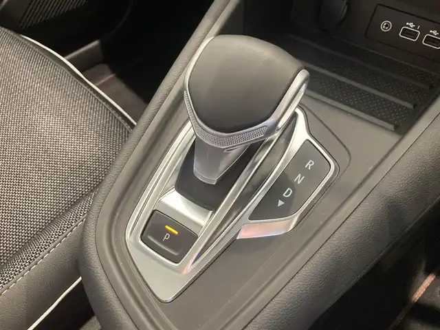 ルノー ルノー キャプチャー エディション パノラミック 熊本県 2024(令6)年 0.4万km グレーⅡ ・スマートキー/・プッシュスタート/・パノラマサンルーフ/・アクティブブレーキ/・車間距離警告/・標識認識/・レーンキープアシスト/・ブラインドスポットモニター/・前後パークアシスト/・クルーズコントロール(追従式)/・ハーフレザーシート/・前席シートヒーター /・純正ディスプレイオーディオ/　【Bluetooth・USB・AppleCarPlay・AndroidAuto】/・全方位カメラ/・ETC/・ドライブレコーダー(前後録画)/・LEDヘッドランプ/・純正マット