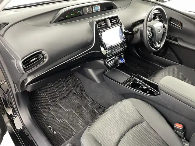 トヨタ プリウス A 福島県 2019(平31)年 5.6万km アティチュードブラックマイカ トヨタセーフティーセンス /・PCS/・RCTA/・オートマチックハイビーム/・ヘッドアップディスプレイ/・車線逸脱警報/・レーダークルーズコントロール/純正メモリナビゲーション/【AM/FM/CD/Bluetooth/フルセグ】/バックカメラ /パワーシート/ETC　/デジタルインナーミラー　/プッシュスタート　/スマートキー　/・スペアキー　/ステアリングスイッチ　/自動駐車システム　/オートライト　/・LEDライト/ウィンカーミラー/オートミラー/純正フロアマット