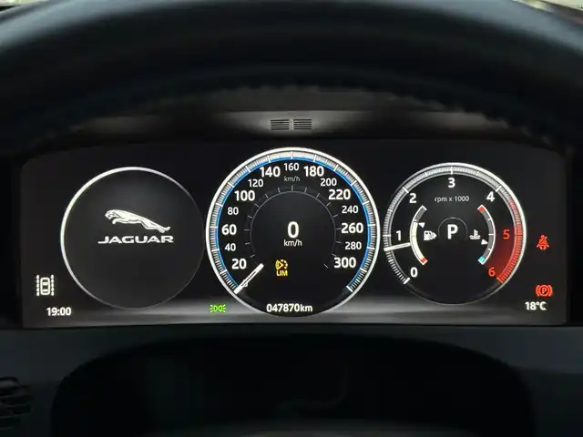 ジャガー Ｆペース R－スポーツ 山梨県 2016(平28)年 4.8万km グレー MERIDIAN/パノラミックスライディングルーフ/純正HDDナビ/　（Bluetooth/フルセグTV）/360°カメラ/フロントシートヒーター/電動テールゲート/LEDヘッドライト/LDW/前後コーナーセンサー/純正19インチAW/ETC
