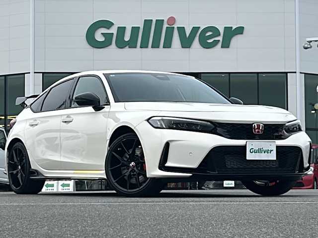 ホンダ シビック タイプR 佐賀県 2025(令7)年 0.1万km未満 チャンピオンシップホワイト 登録時走行距離5km/登録済未使用車/Honda CONNECT9インチディスプレイ/・フルセグTV/Bluetooth/AppleCarPlay/・ETC2.0車載器〈ナビゲーション連動〉/・TYPE R専用データロガー Honda LogR/TYPE R専用10.2インチデジタルグラフィックメーター＋LEDレブインジケーター/フルLEDヘッドライト〈デイタイムランニングランプ付〉/（オートレベリング/オートライトコントロール機構付）/Honda SENSING/ドライブモードスイッチ/・INDIVIDUALモード/・SPORTモード/・COMFORTモード/＋Rモードスイッチ/レブマッチシステム/Honda TYPE Rシート〈ラックススェード(R)〉/TYPE R専用ステアリングホイール/ステンレス製スポーツペダル/シリアルナンバー入りアルミ製エンブレム/TYPE R専用エアロダイナミクス/カラードバンパー/TYPE R専用リアスポイラー＋アルミダイキャストステー/アダプティブ・ダンパー・システム/TYPE R専用サスペンション/Brembo社製フロント大径ベンチレーテッド2ピースディスクブレーキ/Brembo社製フロントアルミ対向4ポットキャリパー/新車保証書&取扱説明書/スペアキー1本