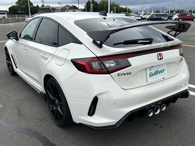 ホンダ シビック タイプR 佐賀県 2025(令7)年 0.1万km未満 チャンピオンシップホワイト 登録時走行距離5km/登録済未使用車/Honda CONNECT9インチディスプレイ/・フルセグTV/Bluetooth/AppleCarPlay/・ETC2.0車載器〈ナビゲーション連動〉/・TYPE R専用データロガー Honda LogR/TYPE R専用10.2インチデジタルグラフィックメーター＋LEDレブインジケーター/フルLEDヘッドライト〈デイタイムランニングランプ付〉/（オートレベリング/オートライトコントロール機構付）/Honda SENSING/ドライブモードスイッチ/・INDIVIDUALモード/・SPORTモード/・COMFORTモード/＋Rモードスイッチ/レブマッチシステム/Honda TYPE Rシート〈ラックススェード(R)〉/TYPE R専用ステアリングホイール/ステンレス製スポーツペダル/シリアルナンバー入りアルミ製エンブレム/TYPE R専用エアロダイナミクス/カラードバンパー/TYPE R専用リアスポイラー＋アルミダイキャストステー/アダプティブ・ダンパー・システム/TYPE R専用サスペンション/Brembo社製フロント大径ベンチレーテッド2ピースディスクブレーキ/Brembo社製フロントアルミ対向4ポットキャリパー/新車保証書&取扱説明書/スペアキー1本