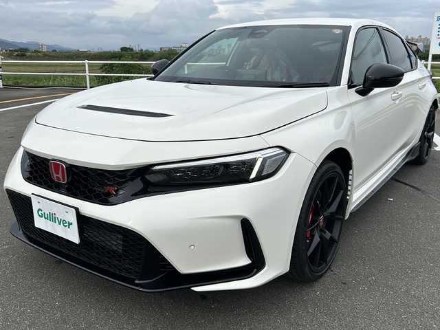 ホンダ シビック タイプR 佐賀県 2025(令7)年 0.1万km未満 チャンピオンシップホワイト 登録時走行距離5km/登録済未使用車/Honda CONNECT9インチディスプレイ/・フルセグTV/Bluetooth/AppleCarPlay/・ETC2.0車載器〈ナビゲーション連動〉/・TYPE R専用データロガー Honda LogR/TYPE R専用10.2インチデジタルグラフィックメーター＋LEDレブインジケーター/フルLEDヘッドライト〈デイタイムランニングランプ付〉/（オートレベリング/オートライトコントロール機構付）/Honda SENSING/ドライブモードスイッチ/・INDIVIDUALモード/・SPORTモード/・COMFORTモード/＋Rモードスイッチ/レブマッチシステム/Honda TYPE Rシート〈ラックススェード(R)〉/TYPE R専用ステアリングホイール/ステンレス製スポーツペダル/シリアルナンバー入りアルミ製エンブレム/TYPE R専用エアロダイナミクス/カラードバンパー/TYPE R専用リアスポイラー＋アルミダイキャストステー/アダプティブ・ダンパー・システム/TYPE R専用サスペンション/Brembo社製フロント大径ベンチレーテッド2ピースディスクブレーキ/Brembo社製フロントアルミ対向4ポットキャリパー/新車保証書&取扱説明書/スペアキー1本