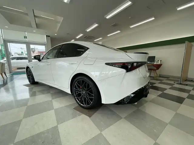 レクサス ＩＳ 500 Fスポーツパフォーマンス 神奈川県 2025(令7)年 0.1万km ホワイトノーヴァガラスフレーク ワンオーナー/走行距離194km/10.3インチディスプレイオーディオ/　・全方位カメラ/　・フルセグTV/BT/AppleCarPlay/AndroidAuto/　・CD/DVD/BD/OP/　・ムーンルーフ（チルト＆スライド式）/　・エアロダイナミクスミラーカバー/　・“マークレビンソン”プレミアムサラウンドサウンドシステム/　・F SPORT Performance”オレンジブレーキキャリパー/　　（フロントLEXUSロゴ）/Lexus Safety System＋/　・AHB/　・LTA/　・PCS/　・RSA/　・先行車発進告知機能/　・ドライバー異常時対応システム/　・レーダークルーズコントロール/前席/　・パワーシート/　・シートヒーター/　・シートベンチレーション/保証継承可/スマートキー×3/取扱説明書/整備記録簿