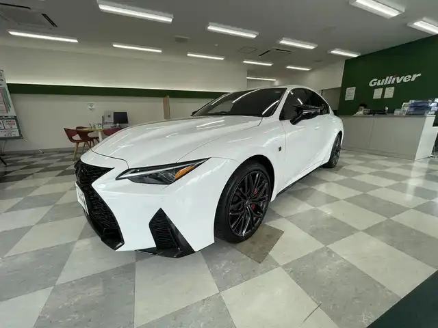 レクサス ＩＳ 500 Fスポーツパフォーマンス 神奈川県 2025(令7)年 0.1万km ホワイトノーヴァガラスフレーク ワンオーナー/走行距離194km/10.3インチディスプレイオーディオ/　・全方位カメラ/　・フルセグTV/BT/AppleCarPlay/AndroidAuto/　・CD/DVD/BD/OP/　・ムーンルーフ（チルト＆スライド式）/　・エアロダイナミクスミラーカバー/　・“マークレビンソン”プレミアムサラウンドサウンドシステム/　・F SPORT Performance”オレンジブレーキキャリパー/　　（フロントLEXUSロゴ）/Lexus Safety System＋/　・AHB/　・LTA/　・PCS/　・RSA/　・先行車発進告知機能/　・ドライバー異常時対応システム/　・レーダークルーズコントロール/前席/　・パワーシート/　・シートヒーター/　・シートベンチレーション/保証継承可/スマートキー×3/取扱説明書/整備記録簿