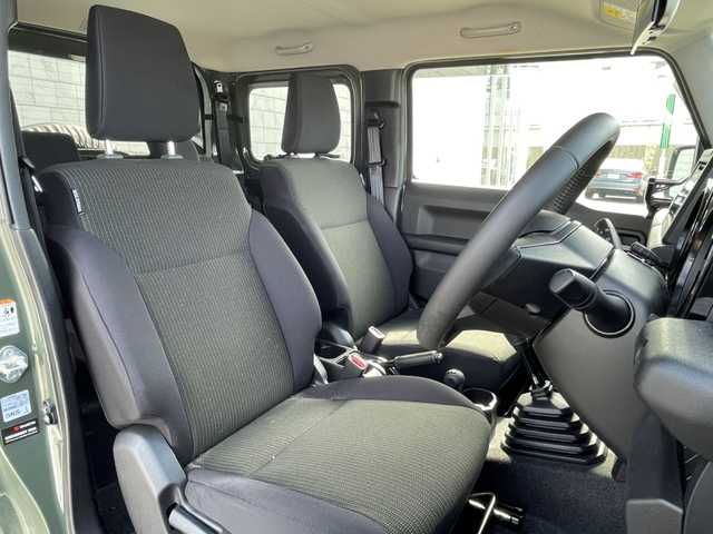 スズキ ジムニー XC 新潟県 2023(令5)年 1.6万km ジャングルグリーン ワンオーナー/衝突軽減/純正オーディオ/(AM/FM/CD/BT/AUX/USB)/ETC/クルーズコントロール/アイドリングストップ/シートヒーター/革巻きステアリング/ステアリングスイッチ/AUTOライト/LEDヘッドライト/フォグランプ/電格ミラー/ミラーヒーター/スペアタイヤカバー(OP)/マレーグマエンブレム(OP)/マッドフラップ(OP)/横滑り防止/プッシュスタート/スマートキー/純正16インチアルミホイール/(サマータイヤ付き)