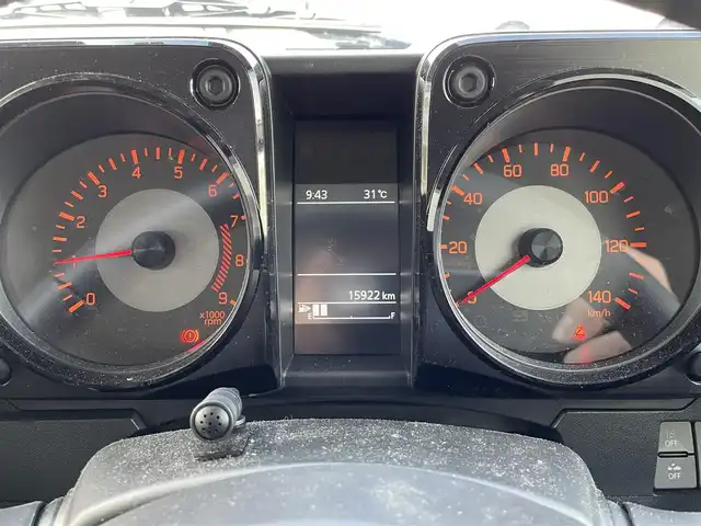 スズキ ジムニー XC 新潟県 2023(令5)年 1.6万km ジャングルグリーン ワンオーナー/衝突軽減/純正オーディオ/(AM/FM/CD/BT/AUX/USB)/ETC/クルーズコントロール/アイドリングストップ/シートヒーター/革巻きステアリング/ステアリングスイッチ/AUTOライト/LEDヘッドライト/フォグランプ/電格ミラー/ミラーヒーター/スペアタイヤカバー(OP)/マレーグマエンブレム(OP)/マッドフラップ(OP)/横滑り防止/プッシュスタート/スマートキー/純正16インチアルミホイール/(サマータイヤ付き)