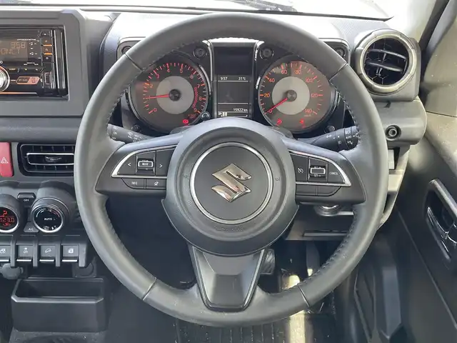 スズキ ジムニー XC 新潟県 2023(令5)年 1.6万km ジャングルグリーン ワンオーナー/衝突軽減/純正オーディオ/(AM/FM/CD/BT/AUX/USB)/ETC/クルーズコントロール/アイドリングストップ/シートヒーター/革巻きステアリング/ステアリングスイッチ/AUTOライト/LEDヘッドライト/フォグランプ/電格ミラー/ミラーヒーター/スペアタイヤカバー(OP)/マレーグマエンブレム(OP)/マッドフラップ(OP)/横滑り防止/プッシュスタート/スマートキー/純正16インチアルミホイール/(サマータイヤ付き)