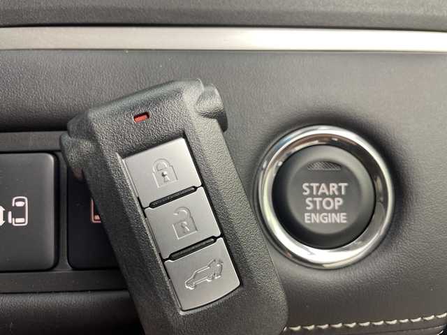 三菱 デリカＤ：５ シャモニー 愛知県 2025(令7)年 0.1千km 白Ⅱ 登録済未使用車/4WD/ディーゼル/ターボ/e-Assist/・衝突軽減ブレーキシステム/・車線逸脱警報システム/・レーダークルーズコントロール/・オートマチックハイビーム/・BSM/マルチアラウンドモニター/革巻きステアリング/パドルシフト/ステアリングヒーター/ハーフレザーシート/パワーシート/シートヒーター/キャプテンシート/両側パワースライドドア/パワーバックドア/純正LEDヘッドライト/フォグランプ/純正18インチアルミホイール/取扱説明書/保証書/スペアキー