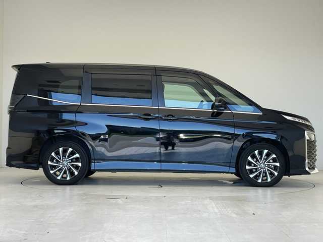 トヨタ ヴォクシー ハイブリッド S－Z 愛知県 2023(令5)年 1万km アティチュードブラックマイカ 純正10.5型ディズプレイオーディオナビ/両側パワースライドドア/レーダークルーズコントロール/シートヒーター/バックカメラ/電動リアゲート/コーナーセンサー/純正アルミホイール/ETC2.0/LEDヘッドライト/リアオートエアコン/LEDヘッドライト/ドライブレコーダー/衝突軽減システム/フルセグ/CD DVD/Bluetooth/ステアリングスイッチ/スマートキー/プッシュスタート