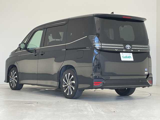 トヨタ ヴォクシー ハイブリッド S－Z 愛知県 2023(令5)年 1万km アティチュードブラックマイカ 純正10.5型ディズプレイオーディオナビ/両側パワースライドドア/レーダークルーズコントロール/シートヒーター/バックカメラ/電動リアゲート/コーナーセンサー/純正アルミホイール/ETC2.0/LEDヘッドライト/リアオートエアコン/LEDヘッドライト/ドライブレコーダー/衝突軽減システム/フルセグ/CD DVD/Bluetooth/ステアリングスイッチ/スマートキー/プッシュスタート