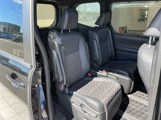 トヨタ ヴォクシー ハイブリッド S－Z 愛知県 2023(令5)年 1万km アティチュードブラックマイカ 純正10.5型ディズプレイオーディオナビ/両側パワースライドドア/レーダークルーズコントロール/シートヒーター/バックカメラ/電動リアゲート/コーナーセンサー/純正アルミホイール/ETC2.0/LEDヘッドライト/リアオートエアコン/LEDヘッドライト/ドライブレコーダー/衝突軽減システム/フルセグ/CD DVD/Bluetooth/ステアリングスイッチ/スマートキー/プッシュスタート