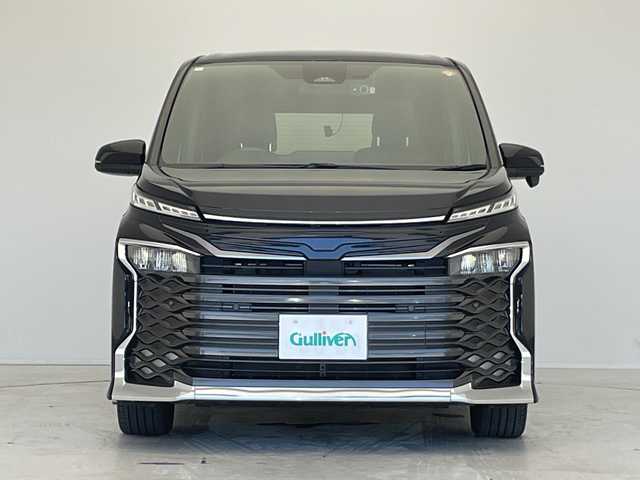 トヨタ ヴォクシー ハイブリッド S－Z 愛知県 2023(令5)年 1万km アティチュードブラックマイカ 純正10.5型ディズプレイオーディオナビ/両側パワースライドドア/レーダークルーズコントロール/シートヒーター/バックカメラ/電動リアゲート/コーナーセンサー/純正アルミホイール/ETC2.0/LEDヘッドライト/リアオートエアコン/LEDヘッドライト/ドライブレコーダー/衝突軽減システム/フルセグ/CD DVD/Bluetooth/ステアリングスイッチ/スマートキー/プッシュスタート