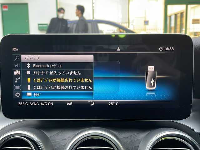 メルセデス・ベンツ Ｃ１８０ アバンギャルド AMGライン 大阪府 2020(令2)年 1.2万km 黒 ワンオーナー/純正メモリナビ/・FM/AM/Bluetooth/・フルセグテレビ/ETC/ドライブレコーダー/バックカメラ/レーンキープアシスト/クルーズコントロール/盗難防止装置/革巻きステアリング/ステアリングリモコン/パドルシフト/メモリシート（D席+N席）/パワーシート（D席+N席）/シートヒーター（D席+N席）/黒色レザーシート/コーナーセンサー/LEDヘッドライト/オートライト/オートエアコン/スマートキー×2/プッシュスタート/12V電源/USBジャック/純正18インチアルミホイール/純正フロアマット/取扱説明書/ナビ取扱説明書/保証書