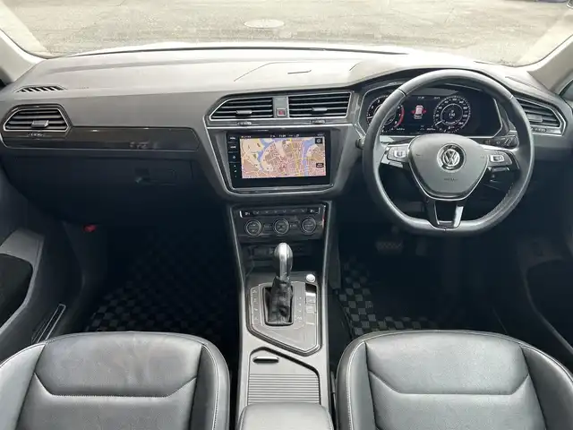 フォルクスワーゲン ティグアン TSI ハイライン 高知県 2018(平30)年 2.1万km ピュアホワイト 純正ナビ/【CD/DVD/SD/フルセグ】/AppleCarPlay/AndroidAudio/黒革シート/パワーシート(運転席)メモリ機能付き/全席シートヒーター/ドライブレコーダー/全方位モニター/バックカメラ/ETC２．０/テクノロジーパッケージ/同一車線内全車速運転支援システム/アダクティブクルーズコントロール/レーンキープアシストシステム/レーンチェンジアシストシステム/プリクラッシュブレーキシステム/電動リアゲート/リアトラフィックアラート/LEDヘッドライト/デジタルメーター/純正フロアマット/純正AW　18インチ