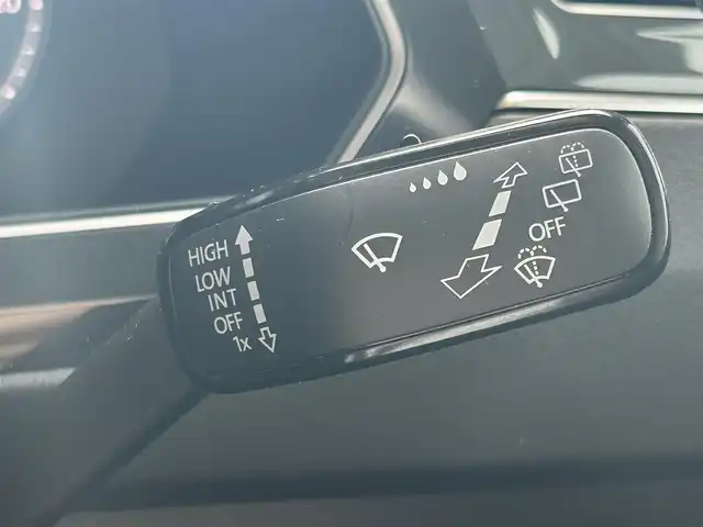 フォルクスワーゲン ティグアン TSI ハイライン 高知県 2018(平30)年 2.1万km ピュアホワイト 純正ナビ/【CD/DVD/SD/フルセグ】/AppleCarPlay/AndroidAudio/黒革シート/パワーシート(運転席)メモリ機能付き/全席シートヒーター/ドライブレコーダー/全方位モニター/バックカメラ/ETC２．０/テクノロジーパッケージ/同一車線内全車速運転支援システム/アダクティブクルーズコントロール/レーンキープアシストシステム/レーンチェンジアシストシステム/プリクラッシュブレーキシステム/電動リアゲート/リアトラフィックアラート/LEDヘッドライト/デジタルメーター/純正フロアマット/純正AW　18インチ