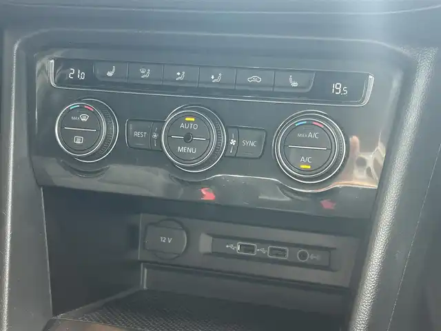 フォルクスワーゲン ティグアン TSI ハイライン 高知県 2018(平30)年 2.1万km ピュアホワイト 純正ナビ/【CD/DVD/SD/フルセグ】/AppleCarPlay/AndroidAudio/黒革シート/パワーシート(運転席)メモリ機能付き/全席シートヒーター/ドライブレコーダー/全方位モニター/バックカメラ/ETC２．０/テクノロジーパッケージ/同一車線内全車速運転支援システム/アダクティブクルーズコントロール/レーンキープアシストシステム/レーンチェンジアシストシステム/プリクラッシュブレーキシステム/電動リアゲート/リアトラフィックアラート/LEDヘッドライト/デジタルメーター/純正フロアマット/純正AW　18インチ