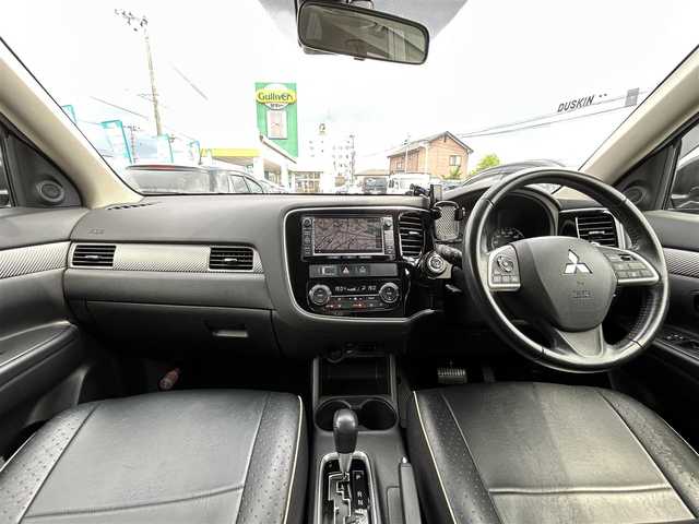 三菱 アウトランダー 24G ナビパッケージ 岩手県 2014(平26)年 6.3万km アメジストブラック 純正ナビ　/バックカメラ　/フルセグＴＶ　/電動リアゲート　/ビルトインＥＴＣ　/レーダークルーズコントロール/革調シートカバー　/革ステアリング /ナビステアリングスイッチ/パドルシフト　/ＥＣＯモード　/オートライト　/フォグランプ　/スマートキー/プッシュスタート/ドアバイザー/フロアマット/保証書　取説　ナビ取説