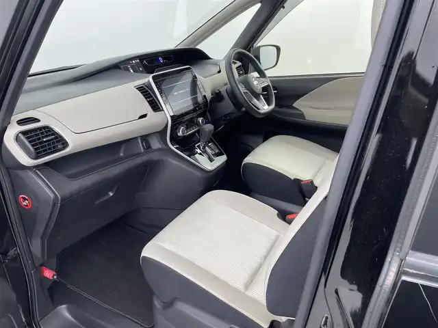 日産 セレナ ハイウェイスター V 埼玉県 2019(令1)年 6.7万km ダイヤモンドブラック 純正ナビ　/　(AM/FM/Bluetooth/フルセグ)/両側パワースライドドア　/プロパイロット　/エマージェンシーブレーキ　/クロストラフィックアラート　/車線逸脱警報/車線逸脱防止支援/後側方車両検知警報　/後側方衝突防止支援　/速度標識表示　/道路標識表示　/アラウンドビューモニター/純正アルミホイール１６インチ/コーナーセンサー/ＬＥＤヘッドライト