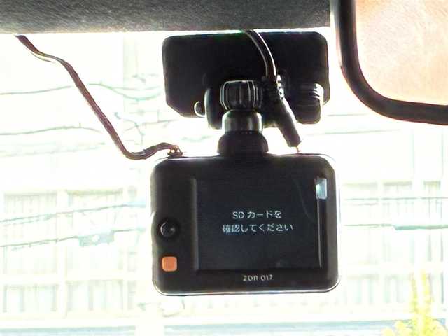 ダイハツ タント カスタム RS 京都府 2022(令4)年 1.4万km ファイアークォーツレッドM 登録時走行距離13571Km/ターボ/スマートアシスト/・衝突回避支援ブレーキ/・衝突警報機能/・ブレーキ制御付誤発進抑制機能/・車線逸脱警報機能/・車線逸脱抑制制御機能/・路側逸脱警報機能/・ふらつき機能/・先行車発進お知らせ機能/・標識認識機能/・アダプティブドライビングビーム/・コーナーセンサー/パノラマモニター/両側パワースライドドア/社外8型メモリーナビ/・フルセグTV/・CD/DVD再生/・BT接続/社外前後ドラレコ/ETC/電動パーキング/・オートブレーキホールド/ハーフレザーシート/・前席シートヒーター/・後席用シートバックテーブル/レザーステアリング/・ステアリモコン/後席ロールアップサンシェード/ISOFIX/アイドリングストップ/プッシュスタート/スマートキー×2個/純正15インチアルミホイール/LEDヘッドライト/LEDフォグランプ/純正ドアバイザー/社外フロアマット/車両保証書/車両取説/ナビ取説