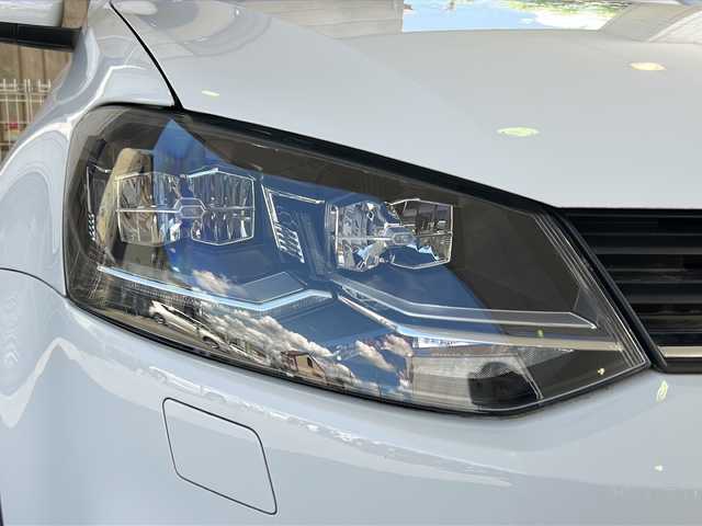 フォルクスワーゲン ポロ TSIハイライン 京都府 2016(平28)年 2万km 白 純正ＳＤナビ　/フルセグTV /Bluetooth/CD/DVD再生機能有/iPod/USB/バックカメラ　/ＬＥＤヘッドライト/オートライト　/クルーズコントロール/パドルシフト/パワーステアリング/パワーウィンドウ　/ハーフレザーシート　/D席シートヒーター　/前後社外ドライブレコーダー/純正AW16インチ　/アイドリングストップ　/Wサイドエアバッグ/カーテンエアバッグ/横滑り防止装置/盗難防止装置