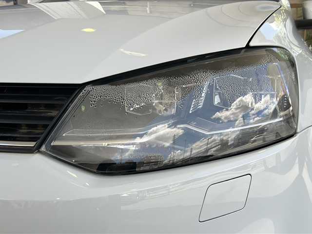 フォルクスワーゲン ポロ TSIハイライン 京都府 2016(平28)年 2万km 白 純正ＳＤナビ　/フルセグTV /Bluetooth/CD/DVD再生機能有/iPod/USB/バックカメラ　/ＬＥＤヘッドライト/オートライト　/クルーズコントロール/パドルシフト/パワーステアリング/パワーウィンドウ　/ハーフレザーシート　/D席シートヒーター　/前後社外ドライブレコーダー/純正AW16インチ　/アイドリングストップ　/Wサイドエアバッグ/カーテンエアバッグ/横滑り防止装置/盗難防止装置