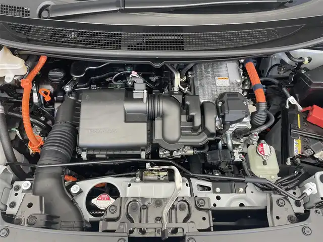 ホンダ フリード ハイブリット e:HEV クロスター 滋賀県 2025(令7)年 0.1千km プラチナホワイトパール 登録済未使用車/純正9インチナビ/【Bluetooth/フルセグTV/Apple CarPlay/Android Auto】/ホンダセンシング/・衝突軽減ブレーキ（CMBS）/・先行車発進お知らせ機能/・歩行者事故低減ステアリング/・路外逸脱抑制機能/・標識認識機能/・渋滞追従機能付アダプティブクルーズコントロール/・車線維持支援システム（LKAS）/・トラフィックジャムアシスト（渋滞運転支援機能）/・ブラインドスポットインフォメーション/・誤発進抑制機能/・後方誤発進抑制機能/・近距離衝突軽減ブレーキ/・急アクセル抑制機能/・パーキングセンサーシステム/・後退出庫サポート/・オートハイビーム/・アダプティブドライビングビーム/両側パワースライドドア/電動パーキングブレーキ/オートブレーキホールド/プッシュスタート/スマートキー/ステアリングリモコン