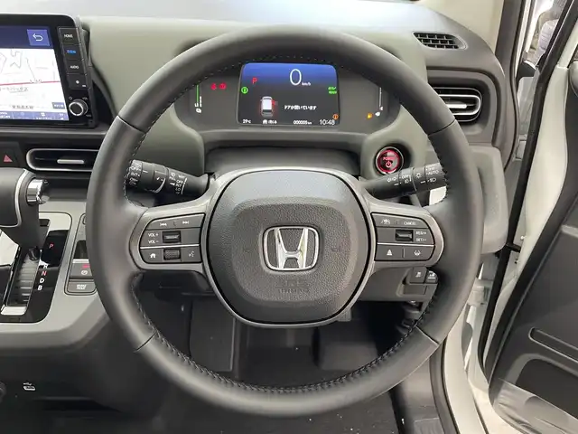 ホンダ フリード ハイブリット e:HEV クロスター 滋賀県 2025(令7)年 0.1千km プラチナホワイトパール 登録済未使用車/純正9インチナビ/【Bluetooth/フルセグTV/Apple CarPlay/Android Auto】/ホンダセンシング/・衝突軽減ブレーキ（CMBS）/・先行車発進お知らせ機能/・歩行者事故低減ステアリング/・路外逸脱抑制機能/・標識認識機能/・渋滞追従機能付アダプティブクルーズコントロール/・車線維持支援システム（LKAS）/・トラフィックジャムアシスト（渋滞運転支援機能）/・ブラインドスポットインフォメーション/・誤発進抑制機能/・後方誤発進抑制機能/・近距離衝突軽減ブレーキ/・急アクセル抑制機能/・パーキングセンサーシステム/・後退出庫サポート/・オートハイビーム/・アダプティブドライビングビーム/両側パワースライドドア/電動パーキングブレーキ/オートブレーキホールド/プッシュスタート/スマートキー/ステアリングリモコン