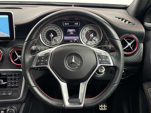 メルセデス・ベンツ Ａ２５０ シュポルト 4MATIC 鹿児島県 2014(平26)年 1.1万km コスモスブラック ワンオーナー/メーカーナビ/(BT/CD/AM/FM/フルセグTV)/バックカメラ/前後コーナーセンサー/パドルシフト/前席シートヒーター/前席パワーシート/シートメモリー/レザーシート/衝突軽減ブレーキ/４WD/ターボ/ETC/純正18インチアルミホイール/純正フロアマット/保証書/取扱説明書