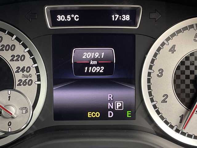 メルセデス・ベンツ Ａ２５０ シュポルト 4MATIC 鹿児島県 2014(平26)年 1.1万km コスモスブラック ワンオーナー/メーカーナビ/(BT/CD/AM/FM/フルセグTV)/バックカメラ/前後コーナーセンサー/パドルシフト/前席シートヒーター/前席パワーシート/シートメモリー/レザーシート/衝突軽減ブレーキ/４WD/ターボ/ETC/純正18インチアルミホイール/純正フロアマット/保証書/取扱説明書