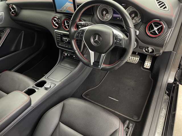 メルセデス・ベンツ Ａ２５０ シュポルト 4MATIC 鹿児島県 2014(平26)年 1.1万km コスモスブラック ワンオーナー/メーカーナビ/(BT/CD/AM/FM/フルセグTV)/バックカメラ/前後コーナーセンサー/パドルシフト/前席シートヒーター/前席パワーシート/シートメモリー/レザーシート/衝突軽減ブレーキ/４WD/ターボ/ETC/純正18インチアルミホイール/純正フロアマット/保証書/取扱説明書