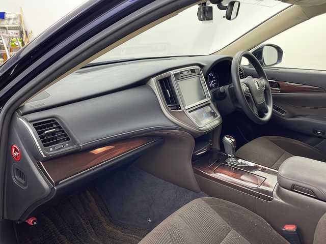 トヨタ クラウン ロイヤル ロイヤル 兵庫県 2013(平25)年 8.3万km ダークブルーマイカ ・純正HDＤナビ（フルセグ・ＢＴ・ＤＶＤ・ＣＤ・ＨＤＤ）/・バックカメラ/・クルーズコントロール/・ビルトインＥＴＣ/・ドライブレコーダー/・ＬＥＤオートライト/・フォグランプ/・ＭＴモード付ＡＴ/・ステアリングリモコン/・オールオートパワーウィンドウ/・純正16インチアルミホイール/・フロアマット/・横滑り防止/・スマートキー/・プッシュスタート/・Ｗ＋サイドエアバック/・カーテンエアバック/・電動格納ミラー/・ウインカーミラー